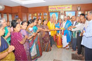 `ಗೀತೆಯಲ್ಲಿ ಗುಣವಿಮರ್ಶೆ'-76; ಕೃತಿರತ್ನದ ಲೋಕಾರ್ಪಣ ಸಮಾರಂಭದಲ್ಲಿ 9-8-2016, ಮಂಗಳವಾರದಂದು ಲೇಖಕರಾದ ವಿದ್ವಾನ್ ಡಾ ॥ ಕೆ. ಜಿ. ಸುಬ್ರಾಯಶರ್ಮಾ ದಂಪತಿಗಳಿಗೆ ಆದರದ ಸನ್ಮಾನ