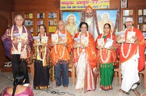 ಸದ್ಗುರುಭಾಸ್ಕರ'-77 ಕೃತಿಯ ಲೋಕಾರ್ಪಣ ಸಮಾರಂಭ; 29-9-2016, ಗುರುವಾರದಂದು; ಶ್ರೀ ಬಿ. ಎಸ್. ಕೃಷ್ಣಮೂರ್ತಿ, ಶ್ರೀಮತಿ ಡಾ ॥ ಆರ್. ಇಂದ್ರಾಣಿ ನಂದಕುಮಾರ್, ಶ್ರೀ ಎಸ್. ಆರ್. ಅನಂತಮೂರ್ತಿ, ಶ್ರೀಮತಿ ಎಂ. ಎನ್. ಲತಾನಾಗೇಶ್ ಅವರೊಂದಿಗೆ ಶ್ರೀಶರ್ಮಾದಂಪತಿಗಳು