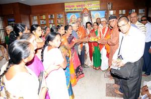 `ಸದ್ಗುರುಭಾಸ್ಕರ'-77 ಕೃತಿರತ್ನದ ಲೋಕಾರ್ಪಣ ಸಮಾರಂಭದಲ್ಲಿ ; 29-9-2016, ಗುರುವಾರ; ಲೇಖಕ ವಿದ್ವಾನ್ ಡಾ ॥ ಕೆ. ಜಿ. ಸುಬ್ರಾಯಶರ್ಮಾ ದಂಪತಿಗಳಿಗೆ ಪ್ರೀತಿಯ ಸನ್ಮಾನ
