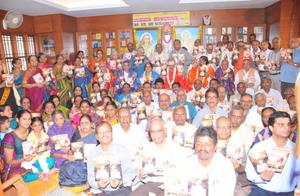 `ಉಪಮಾ ಕಾಳಿದಾಸಸ್ಯ'-80; ಕೃತಿರತ್ನದ ಲೋಕಾರ್ಪಣ ಸಮಾರಂಭದಲ್ಲಿ ಆಸೀನರಾಗಿರುವ ಶಾಂಕರಭಾಷ್ಯಪ್ರಿಯರಾದ ತತ್ತ್ವಜಿಜ್ಞಾಸುಗಳು; 31-12-2016, ಶನಿವಾರ