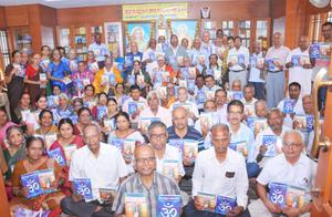 `ಪ್ರಣವೋಪಾಸನಂ'-81; ಗ್ರಂಥದ ಲೋಕಾರ್ಪಣ ಸಮಾರಂಭದಲ್ಲಿ ಪ್ರಣವಪ್ರಿಯರಾದ ಅಧ್ಯಾತ್ಮಜ್ಞಾನಪಿಪಾಸುಗಳು; 31-1-2017, ಮಂಗಳವಾರದಂದು