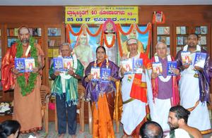 `ಬ್ರಾಹ್ಮೀಸ್ಥಿತಿಗೆ 40 ಸೋಪಾನಗಳು'-83; ಗ್ರಂಥರತ್ನದ ಬಿಡುಗಡೆ ಸಮಾರಂಭದಲ್ಲಿ ; 25-3-2017, ಶನಿವಾರ ಪರಮಪೂಜ್ಯ ಶ್ರೀ ಶ್ರೀ ಅದ್ವಯಾನಂದೇಂದ್ರಸರಸ್ವತೀ ಸ್ವಾಮಿಗಳು, ಶ್ರೀ ಎಸ್. ಆರ್. ಅನಂತಮೂರ್ತಿ, ಶ್ರೀ ಸಿ. ಎ. ಸಂಜೀವಮೂರ್ತಿಗಳು ಮತ್ತು ಶ್ರೀ ಶ್ರೀಹರಿಯವರೊಂದಿಗೆ ಶ್ರೀ ಶರ್ಮಾದಂಪತಿಗಳು