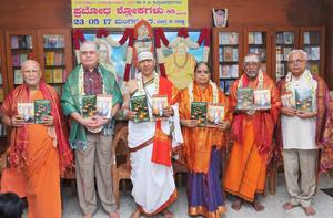 `ಪ್ರಬೋಧ ಶ್ಲೋಕಗಳು'-85; ಕೃತಿರತ್ನದ ಲೋಕಾರ್ಪಣಸಮಾರಂಭದಲ್ಲಿ 23-5-2017, ಮಂಗಳವಾರ ಶ್ರೀ ಶ್ರೀ ಸ್ವರೂಪಾನಂದೇಂದ್ರಸರಸ್ವತೀ ಸ್ವಾಮಿಗಳು, ಬಿ. ಎಸ್. ಕೃಷ್ಣಮೂರ್ತಿ, ಸದಾನಂದಗಿರಿ ಸ್ವಾಮಿಗಳು, ಬಿ. ಕೆ. ಕುಮಾರ್‍ರವರೊಂದಿಗೆ ವಿದ್ವಾನ್ ಕೆ. ಜಿ. ಸುಬ್ರಾಯಶರ್ಮಾದಂಪತಿಗಳು.