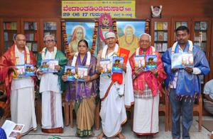 ವೇದಾಂತಡಿಂಡಿಮಸಾರ'-86; ಕೃತಿರತ್ನದ ಲೋಕಾರ್ಪಣ ಸಮಾರಂಭ; 29-06-2017, ಗುರುವಾರ; ವಿದ್ವಾನ್ ಕೆ. ಪಿ. ರತ್ನಾಕರಭಟ್ಟರು, ಶ್ರೀ ವೈ. ಎಸ್. ಸುಬ್ರಹ್ಮಣ್ಯ, ಶ್ರೀ ಪಿ. ಆರ್. ಶಿವಶಂಕರ್, ಶ್ರೀ ಎಸ್. ಶ್ರೀಹರಿಯವರೊಂದಿಗೆ ಲೇಖಕ ಡಾ ॥ ವಿದ್ವಾನ್ ಕೆ. ಜಿ. ಸುಬ್ರಾಯಶರ್ಮಾದಂಪತಿಗಳು.