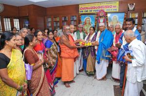 `ವೇದಾಂತಡಿಂಡಿಮಸಾರ'-86; ಗ್ರಂಥರತ್ನದ ಬಿಡುಗಡೆ ಸಮಾರಂಭದಲ್ಲಿ; 29-06-2017, ಗುರುವಾರ ಲೇಖಕ ಡಾ ॥ ವಿದ್ವಾನ್ ಕೆ. ಜಿ. ಸುಬ್ರಾಯಶರ್ಮಾದಂಪತಿಗಳಿಗೆ ಅಭಿಮಾನಿಗಳಿಂದ ಸನ್ಮಾನ.