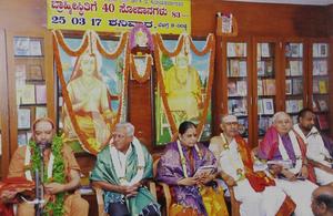 'ಬ್ರಾಹ್ಮೀಸ್ಥಿತಿಗೆ 40 ಸೋಪಾನಗಳು'- 83 ನೇ ಗ್ರಂಥವನ್ನು ಬಿಡುಗಡೆಮಾಡಿದಮೇಲೆ ಪೂಜ್ಯ ಶ್ರೀ  ಶ್ರೀ ಅದ್ವಯಾನಂದೇಂದ್ರಸರಸ್ವತೀ ಸ್ವಾಮಿಗಳವರು ಮಾತನಾಡುತ್ತಿದ್ದಾರೆ. 25-03-2017 ಶನಿವಾರ