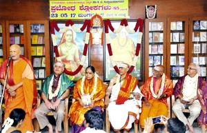 'ಪ್ರಬೋಧ ಶ್ಲೋಕಗಳು'-85 ಕೃತಿಯನ್ನು ಲೋಕಾರ್ಪಣೆಮಾಡಿದನಂತರ ಪೂಜ್ಯ ಶ್ರೀಶ್ರೀಸ್ವರೂಪಾನಂದೇಂದ್ರಸರಸ್ವತೀ ಸ್ವಾಮಿಗಳವರು ಮಾತನಾಡುತ್ತಿದ್ದಾರೆ; 23-05-2017 ಮಂಗಳವಾರ